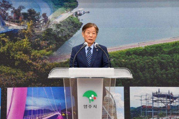 영주-1-3 윤여승 교수가 6번째 영주시 명예시민이 된 소감을 말하고 있다.jpg