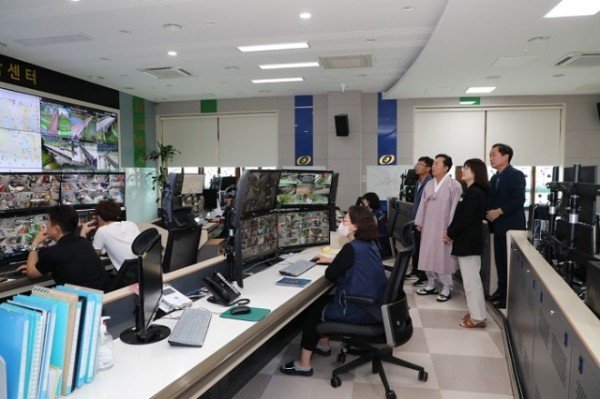 0928 권기창 안동시장  추석 연휴에도 못 쉬는 현장 근무자 격려-안동시영상정보통합센터 (2).jpg