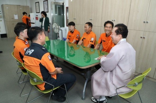 0928 권기창 안동시장  추석 연휴에도 못 쉬는 현장 근무자 격려-용상119안전센터 (3).jpg