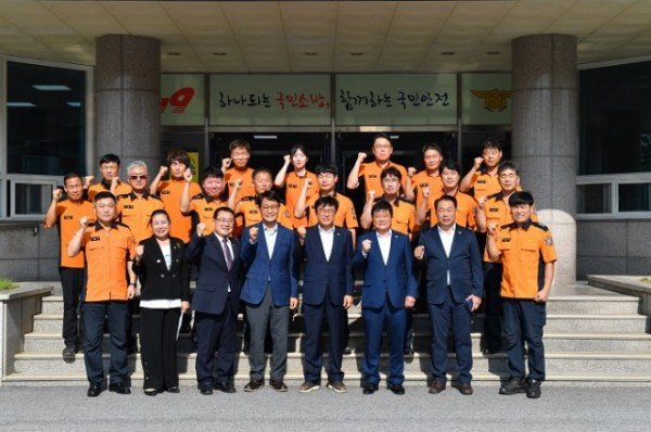 영주-1-1 박남서 영주시장(왼쪽 4번째), 박형수 국회의원(5번째), 심재연 영주시의회 의장(6번째) 28일 영주소방서 비상근무자 격~.jpg