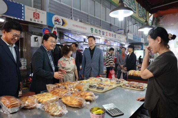 [사진자료1]+26일(목)+대전+중리시장에서+장보기+행사와+상인격려에+나선+소진공+박성효+이사장.jpg