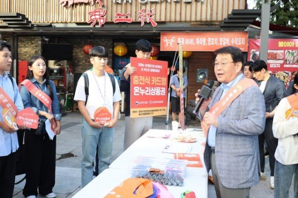 [사진자료2]+지난+22일(금)+대전+봉명동+우산거리+골목형상점가에서+청년인턴들과+온누리상품권+가맹+활동에+나선+소진공+박성효+이사장.JPG