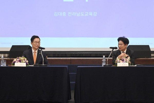 1.영․호남 협력과 상생, ‘교육이 살아야 지방이 산다.’(경북교육청, 2023년 하반기 영․호남 교육 교류 워크숍 개최_왼쪽 임종식 경북교육감, 오른쪽 김대중 전남교육감)_02.jpg