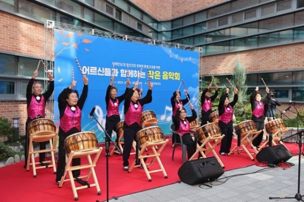 01의성군제공 어르신과 함께하는 작은 음악회.JPG