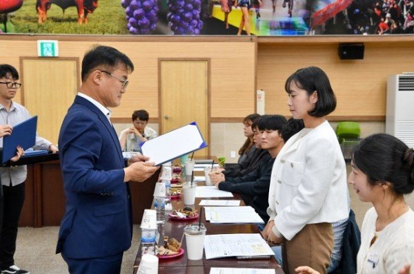 영주-2-3 영주시 미래과제발굴 추진단 단원이 위촉장을 수여받고 있다.jpg