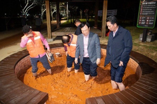 [공원녹지과] 황토맨발길 체험 3_황토풀장.jpg