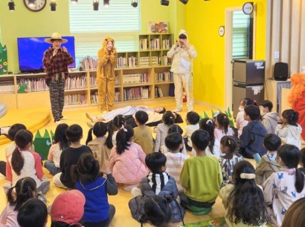 ★경북외고와 함께하는 도담도담 음악동화(무대앞).jpg