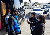 영주-4-2 농가주와 계절근로자가 석별의 정을 나누고 있다.jpg