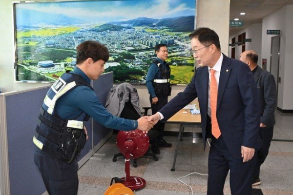 1.경북교육청, 2024학년도 수능시험, 경북 도내 73개 시험장에서 시행(상주교육지원청에 마련된 2024 수능 경북 본부 상황실을 방문하여 청사 방호중인 경찰과 악수하는 (오른쪽)임종식 교육감_03.jpg