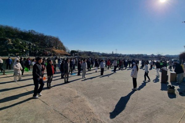 영주-10-2 가흥1동 한마음 서천 걷기대회 참가자들이 준비운동을 하고 있다.jpg