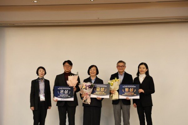 [사진1]_14일_그랜드_인터컨티넨탈_서울_파르나스에서_열린_기술사업화·투자촉진_경진대회에서_수상자들이_기념_사진을_촬영하고_있다..jpg