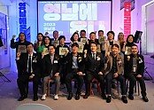2023 영남권 로컬페스타에 참가한 로컬크리에이터들과 관계자들이 화이팅을 외치고 있다.jpg