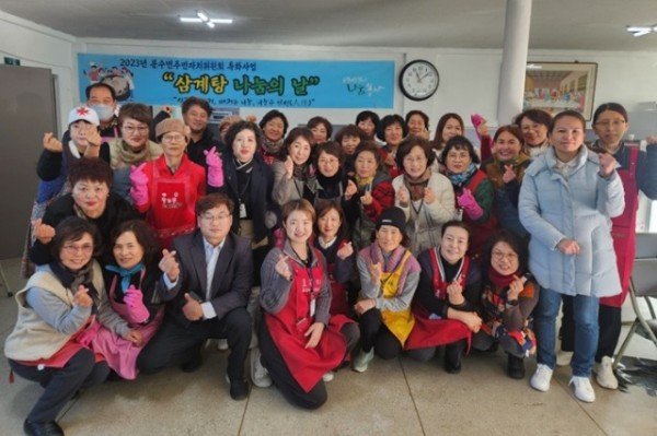 영주-11 문수면 주민자치위원회, ‘사랑 가득 삼계탕’ 나눔 기념사진.jpg