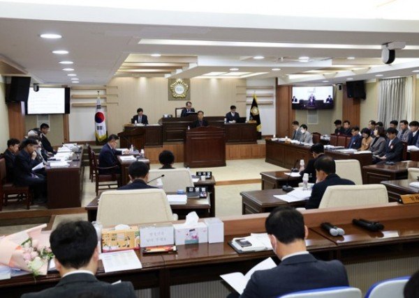 2-4 사진(오도창 영양군수， 민선 8기 시정연설을 통한 ‘2024년 군정방향’ 제시).jpg