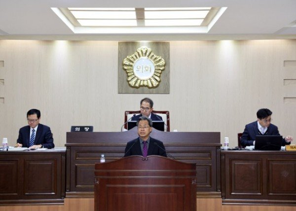 2-2 사진(오도창 영양군수， 민선 8기 시정연설을 통한 ‘2024년 군정방향’ 제시).jpg