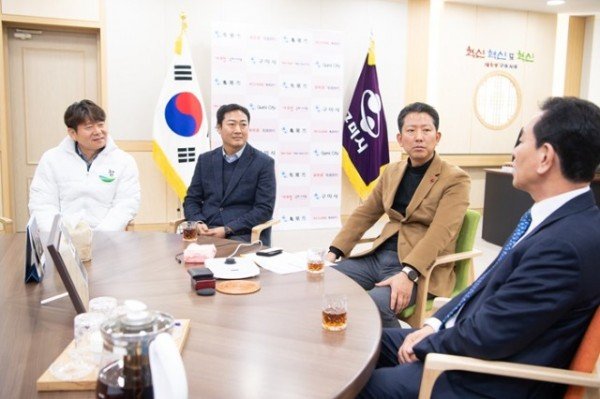 [교육청소년과] 금복문화재단 장학 기금 기탁 3.jpg