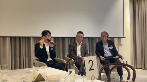 [사진2]_보스턴컨설팅그룹_김경훈_상무,_강재중_파트너,_KIMCo_허경화_대표가_패널_토론을_진행하고_있다.jpg