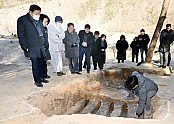02)김진열군수, 통일신라 기와가마 설명을 듣고있다..jpg