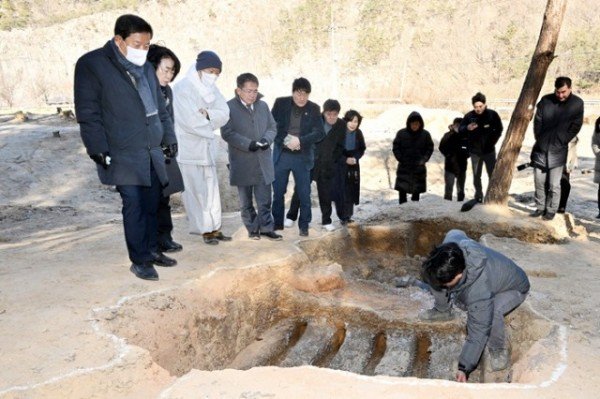 02)김진열군수, 통일신라 기와가마 설명을 듣고있다..jpg