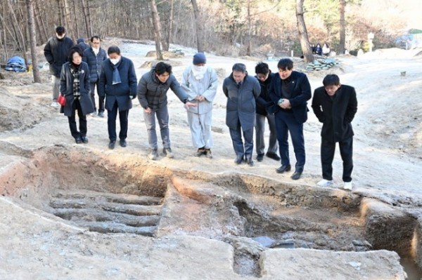 01)김진열군수, 통일신라 기와가마 설명을 듣고있다..jpg