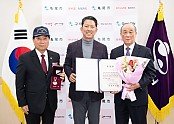 [복지정책과] 6.25 참전유공 무공훈장 전수 1(왼쪽 손광술 구미시보훈단체협의회장  오른쪽 유가족 이호범님).jpg
