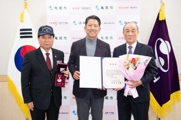 [복지정책과] 6.25 참전유공 무공훈장 전수 1(왼쪽 손광술 구미시보훈단체협의회장  오른쪽 유가족 이호범님).jpg