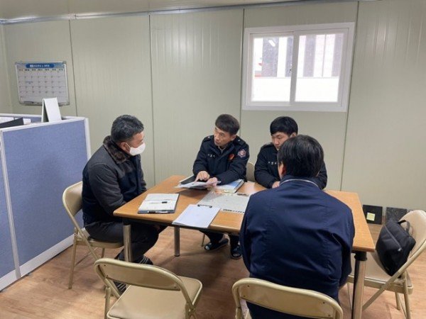 소방계획서 작성을 안내하고 있다..jpeg