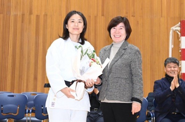 [선산읍] 유도선수 동계전지훈련 3_왼쪽 김미정 여자 국가대표팀 감독  오른쪽 강정숙 선산읍장.JPG