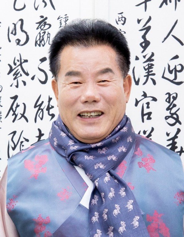 2023.12.29_배한철_의장님_한복사진(신년사) (1).jpg
