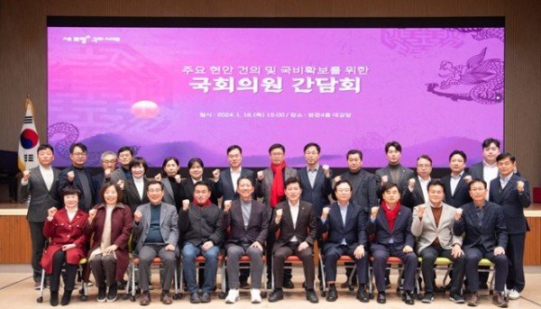 [예산재정과] 단체사진_구자근 국회의원.JPG