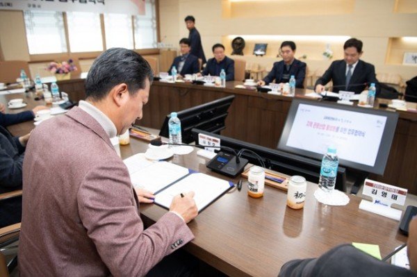 [낭만축제과] 교촌 1호점 업무협약 4.JPG