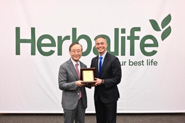[사진1] 한국당뇨협회 김광원 회장이 허벌라이프 의료 및 영양 교육 부사장이자 뉴트리션 자문위원회 의장인 켄트 브래들리 박사에게 감사패를 전달했다..jpg