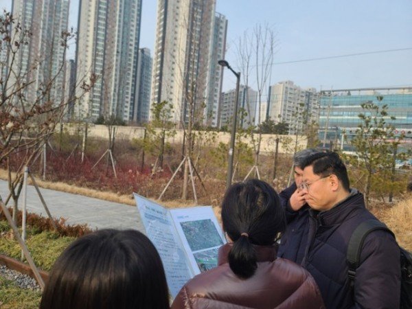 사진2. 도시숲 운영현황을 살피고 있다.jpg