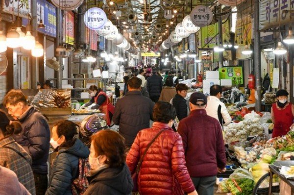 영주-3-1 설을 맞이하기 위한 시민들이 전통시장을 찾았다.jpg