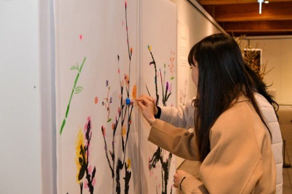 영주-3-5 관람객들이 매화 스템프 찍기 체험을 하고 있다.jpg