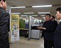[사진자료2]+21일(수)+오전,+박성효+소상공인시장진흥공단+이사장(왼쪽에서+두번째)와+권대수+부이사장(맨+왼쪽)이+담당자로부터+전기요금+특별지원+접수+현황을+보고받고+있다.jpg