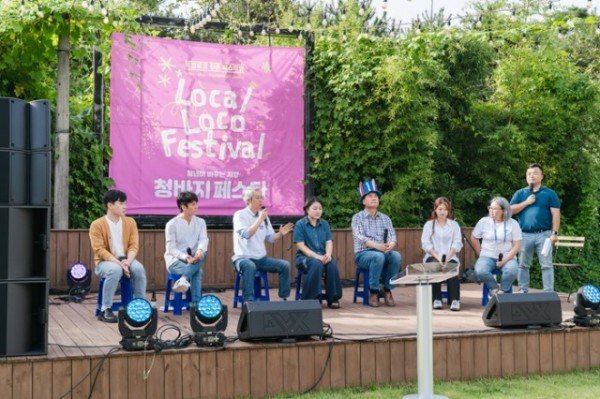 지난 10월, 경상북도경제진흥원 송경창 원장이 _청바지 페스타_를 통해 청년대표들과 소통하고 있다.jpg