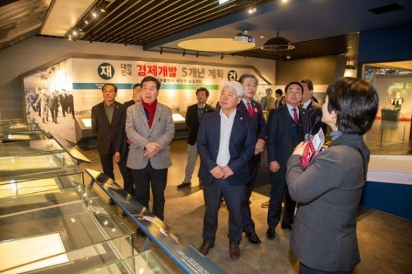 박정희대통령역사자료관 관람.jpg