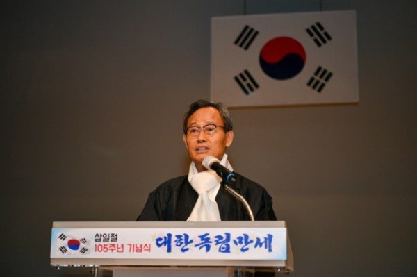 영주-4-5 박남서 영주시장이 경축사를 하고 있다.jpg