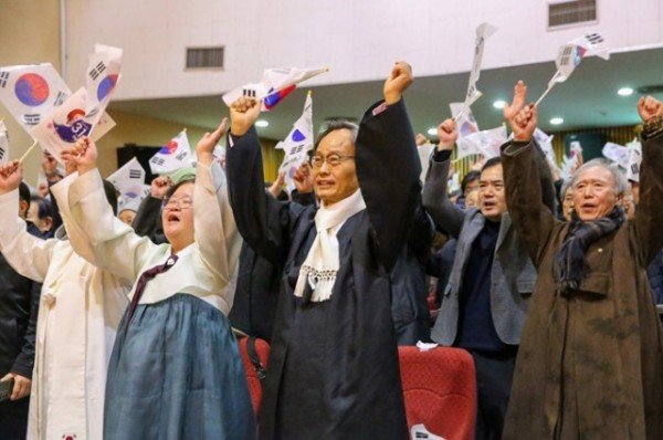 영주-4-6 105주년 3.1절 기념식에서 참석자들이 만세삼창을 외치고 있다.jpg