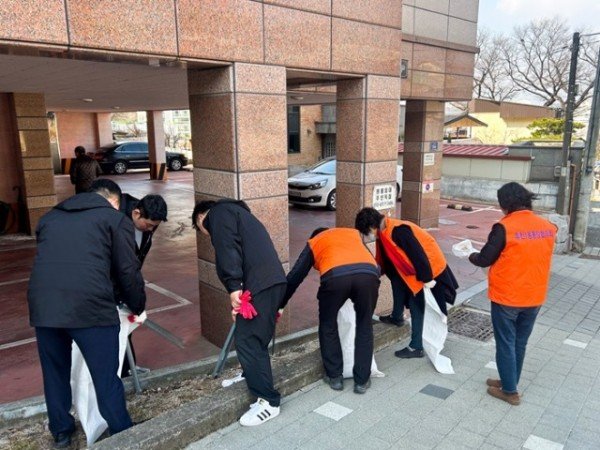 영주-8-2 민간단체와 휴천1동 직원들이 쓰레기수거를 하고 있다.jpg