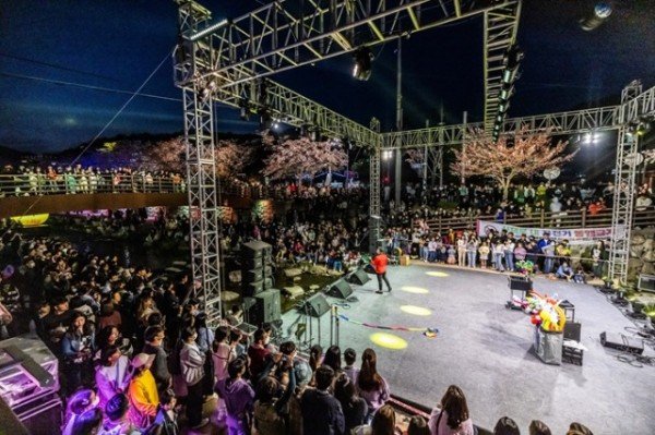 [문화예술과] 청춘  금오천 벚꽃 페스티벌 1_2023년.jpg