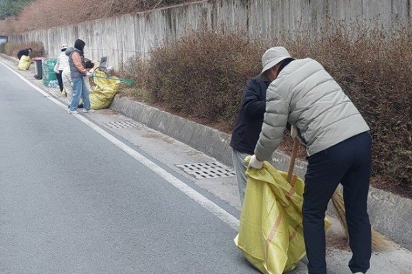 영주-8-2 영주1동 주민자치위원회, 새봄맞이 국토대청결운동 모습.jpg
