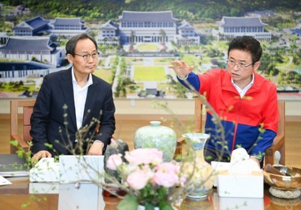 영주-1-4 이철우 경북도지사가 현안사업 건의에 대한 답변을 하고 있다.jpg