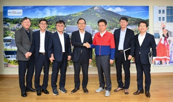 영주-1-2 박남서 영주시장, 이철우 도지사 면담…6가지 현안 건의 후 기념 촬영.jpg