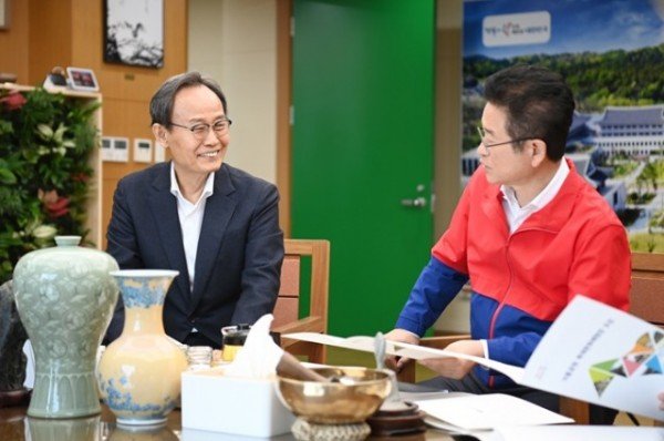 영주-1-1 박남서 영주시장이 6가지 현안사업을 이철우 도지사에게 건의를 하고 있다.jpg