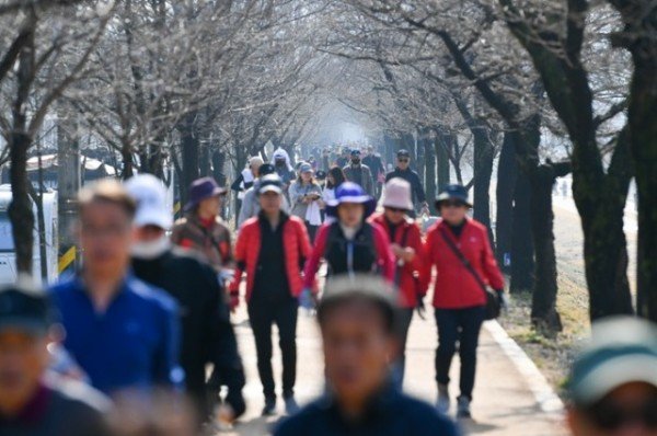 영주-1-6 걷기대회 참가자들이 서천둔치를 걸으며 이야기를 나누고 있다.jpg