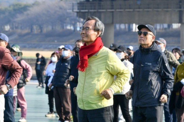 영주-1-5 박남서 영주시장이 건강걷기 시작 전 스트레칭으로 몸을 풀고 있다.jpg