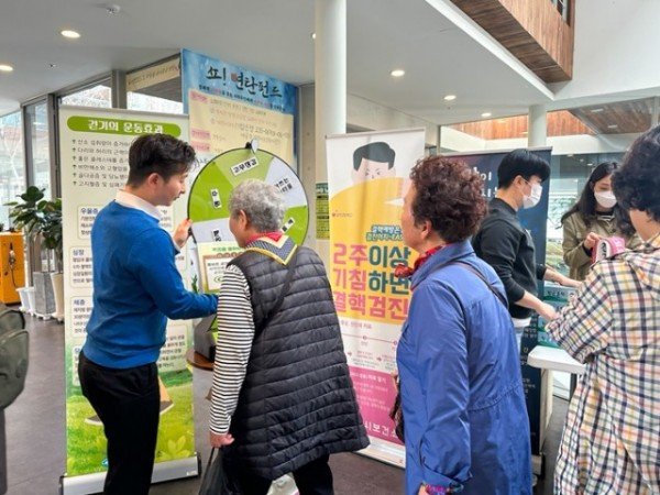 영주-5-2 캠페인 참가자들이 결핵관련 O,X퀴즈를 풀고 있다 .jpg