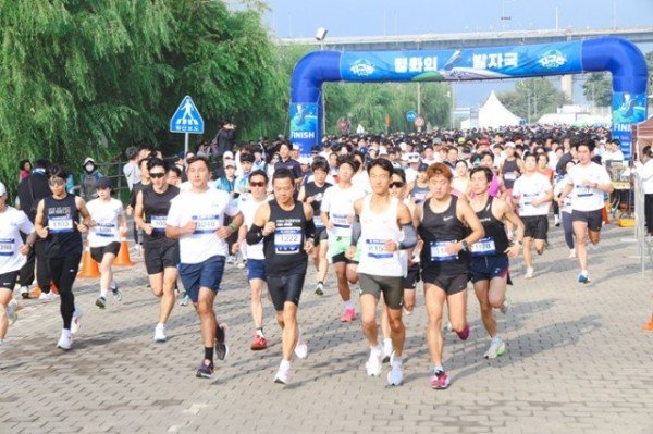 [사진3] 2023 지구런 마라톤 참가자들이 달리고 있다..jpg